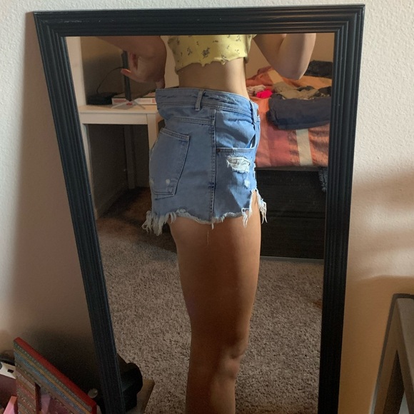 SOLD‼️ Zara Denim Short - Picture 2 of 5